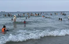 Du lịch biển hấp dẫn du khách dù mới đầu hè