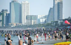 Bãi biển Đà Nẵng thu hút rất đông du khách