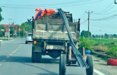 CSGT Hà Nội xử lý ô tô kéo xe tự chế chở sắt thép dài hàng chục mét trên đường Nội Bài
