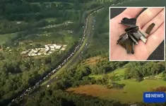 Australia: Xe tải bị đổ kim loại trên xa lộ làm xịt lốp hàng trăm ô tô