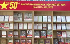 Độc giả trẻ tìm đọc sách văn học, lịch sử