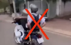 Xử lý nam sinh điều khiển xe gắn máy bằng chân