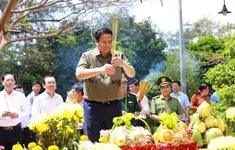 Thủ tướng Phạm Minh Chính dâng hương tri ân các Anh hùng liệt sĩ và thăm cựu tù tại Côn Đảo