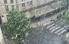 Paris hứng chịu bão lớn kèm mưa đá bất thường, Pháp ban bố cảnh báo khẩn cấp