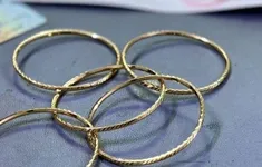 Bắt người phụ nữ vờ mua vàng để trộm vàng