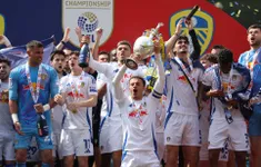 Leeds đăng quang Championship sau màn đua điểm nghẹt thở, Lampard giúp Coventry lách qua khe cửa hẹp