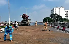 CSGT Hà Nội kịp thời xử lý vết dầu loang trên cầu, đảm bảo an toàn cho người đi đường