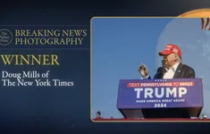 Bức ảnh chụp khoảnh khắc viên đạn sượt qua đầu ông Trump thắng giải báo chí danh tiếng Pulitzer