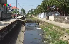 Dòng kênh đen đặc, bốc mùi giữa khu dân cư