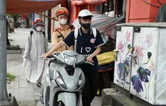 Mẹ mệt để con lái xe máy, cả hai bị lập biên bản