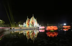 Hàng ngàn người tham dự Đêm hoa đăng Vesak 2025