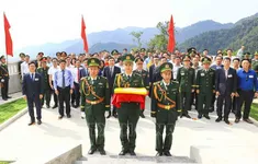 Lễ Thượng cờ và gắn biển công trình Cột cờ A Pa Chải​