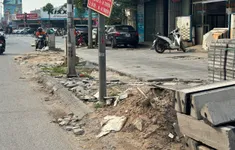Lấn chiếm, xả rác bừa bãi trên đường Nguyễn Xiển khiến vỉa hè xuống cấp nghiêm trọng