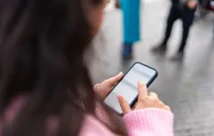 Người dùng smartphone có nên sử dụng miếng dán màn hình chống nhìn trộm?