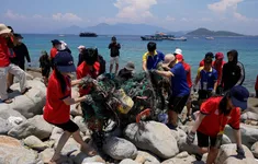 Nha Trang: Tuổi trẻ xung kích vì Vịnh biển xanh – Thả cá, nhặt rác, lan tỏa ý thức