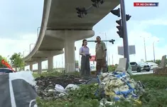 Nhếch nhác dưới tuyến Metro số 1: Ngổn ngang rác thải và hình vẽ bôi bẩn