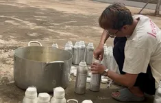 Phá đường dây chiết nước hoa ''Made in Dubai'' bằng xi lanh, trộn bằng máy đánh trứng