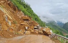 Đá lăn đè trúng máy xúc khiến một công nhân tử vong