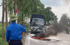 Xe máy bốc cháy sau va chạm với ô tô, 1 người tử vong