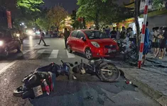 Công an làm việc với tài xế ô tô tông hàng loạt xe máy ở Hà Nội
