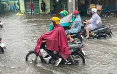 Mưa lớn sáng 10/5, nhiều tuyến đường TP Hồ Chí Minh ngập nặng