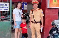 Bé trai đi lạc giữa phố đông Hà Nội, CSGT kịp thời giúp đỡ tìm người thân