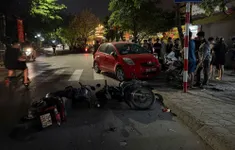 Ô tô tông liên hoàn 6 xe máy ở Hà Nội, tài xế nghi say xỉn
