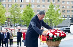 Tổng Bí thư Tô Lâm và Phu nhân dâng hoa tưởng nhớ Chủ tịch Hồ Chí Minh và Tổng Bí thư Lê Duẩn tại Moscow