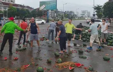 Nghệ An: Người dân giúp tài xế thu gom dưa hấu sau tai nạn