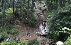 Xe bus lao xuống vực sâu ở Sri Lanka, hàng chục người thương vong
