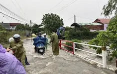 Bình Dương: Mưa lớn gây sập tường rào công ty, trụ điện gãy đổ