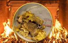 Nhân viên nhà tang lễ Thái Lan gây xôn xao khi đúc vàng thỏi từ răng của người chết