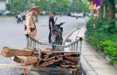 Xe máy kéo sắt dài cả chục mét chạy trên phố Hà Nội, tài xế không bằng lái