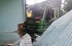 Ô tô tải tông sập nhà dân khiến hai cháu bé thương vong
