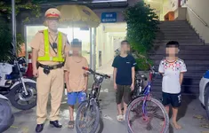 3 bé trai 10 tuổi đạp xe lạc 30km, CSGT Hà Nội giúp tìm người thân