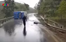 Phóng nhanh, vượt ẩu khi trời mưa, xe khách lật ngang, trượt dài trên quốc lộ