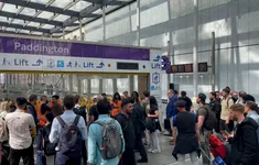 Bị cắt điện bất ngờ, hệ thống tàu điện ngầm London tê liệt