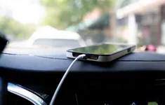 Sạc pin smartphone trên ô tô liệu có thực sự an toàn?