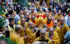 Hàng ngàn người dân Hà Nội cung rước Xá lợi Phật về chùa Quán Sứ