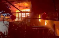 Khống chế thành công hỏa hoạn ở xưởng sản xuất nến lúc sáng sớm