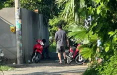 Phong toả hiện trường điều tra vụ nghi sát hại người khác rồi vào nhà trọ khoá trái cửa tự tử