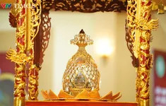 Phật tử xếp hàng dài từ sáng sớm chờ chiêm bái Xá lợi Phật tại chùa Quán Sứ