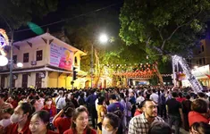 Người dân xếp hàng xuyên đêm chiêm bái xá lợi Đức Phật tại chùa Quán Sứ