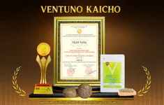 NSƯT Kim Tiểu Long đại diện Phạm Gia Thái Bình nhận giải Top 20 Sản phẩm chất lượng vàng năm 2025