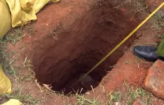 Lăng mộ vua Lê Túc Tông bị đào sâu 1,6 m và phá vỡ bia đá
