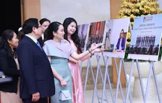 Thủ tướng Việt Nam, Thái Lan tham quan trưng bày ảnh và các sản phẩm thủ công mỹ nghệ