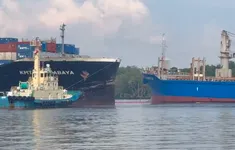 Tách rời 2 tàu đâm nhau trên sông Lòng Tàu để tiếp tục xử lý tràn dầu
