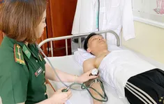 Kịp thời cứu một nam thanh niên trôi dạt trên biển
