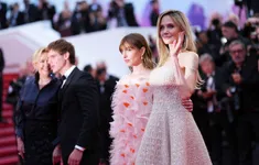 Angelina Jolie mặc chiếc váy có mức giá không tưởng trên thảm đỏ LHP Cannes 2025