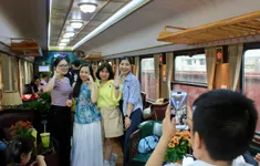 Du khách thích thú với toa tàu “thương gia” trên đường sắt Hà Nội - Hải Phòng